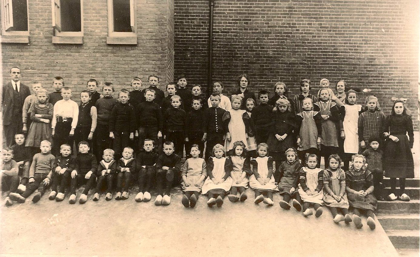 foto van onderwijzend personeel en leerlingen van de christelijke lagere school van kampereiland 1928