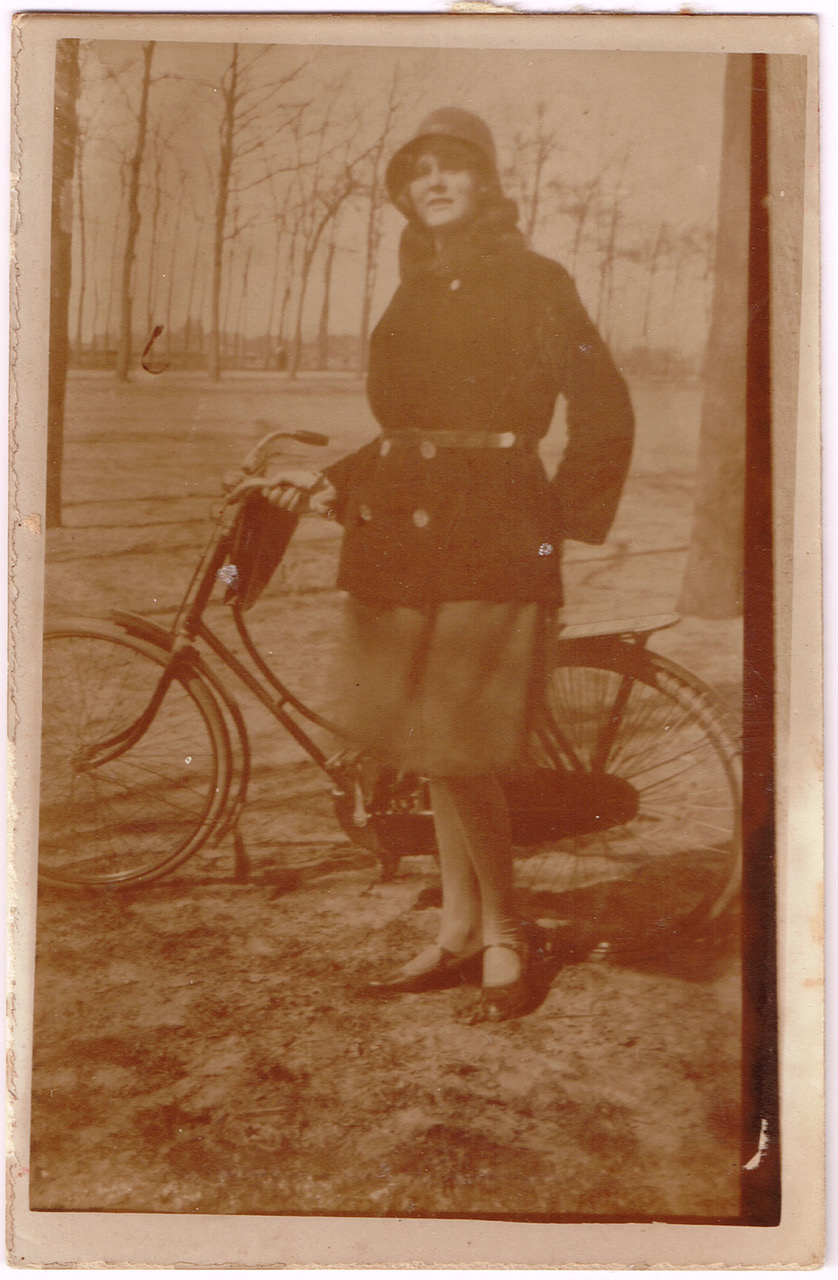 Foto van Jannetta Hendrika Bulder (1910-1963) met een Fongers verkeersrijwiel, waarschijnlijk in de eerste maanden van 1937.