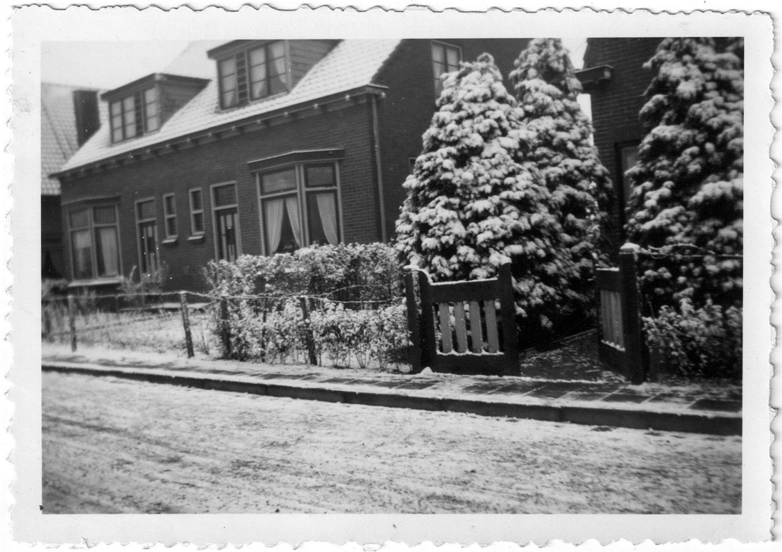 Woning van Johannes Prins en Jannetta Hendrika Prins-Bulder in Wijhe aan de Burgemeester Schimmelpennincklaan 10, ca. februari 1941