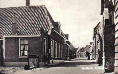 ansichtkaart van grafhorst, het postkantoor in de achterstraat met rechts in beeld geertje vinke, vrouw van gerrit prins uit grafhorst