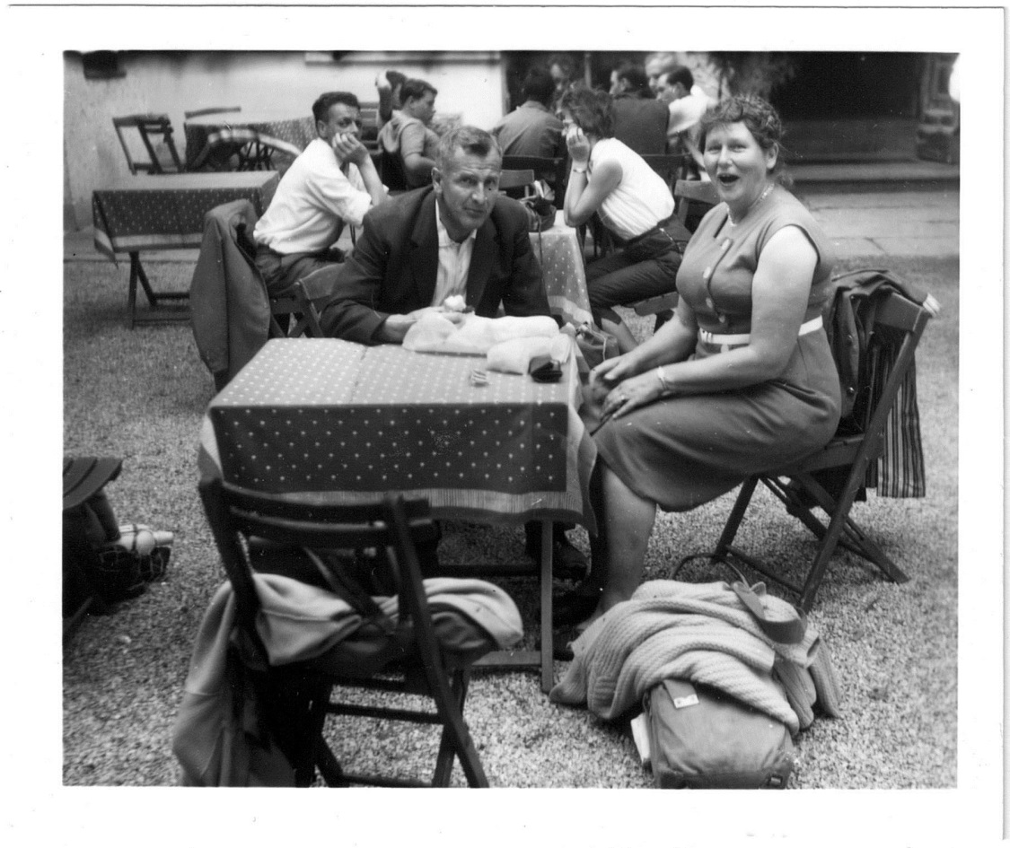 Foto. Johannes Prins en Jannetta Hendrika Prins-Bulder uit Kampen in Oostenrijk, waarschijnlijk bij het Bahnhofrestaurant 
in Oetz in Tirol, vermoedelijk begin jaren zestig.