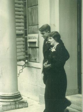 foto van styntje eilander en gerrit prins gemaakt voor het stadhuis van kampen op hun trouwdag 2 
november 1939