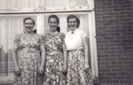 foto van niesje palland, getrouwd met evert prins uit grafhorst, femmigje palland, getrouwd met gerrit prins uit grafhorst en dirkje palland uit grafhorst
