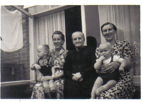 foto van femmigje palland, getrouwd met gerrit prins uit grafhorst, annigje brink en getrouwd met asje palland uit grafhorst, niesje palland, getrouwd met evert prins uit grafhorst met hun kinderen koos en asje 
