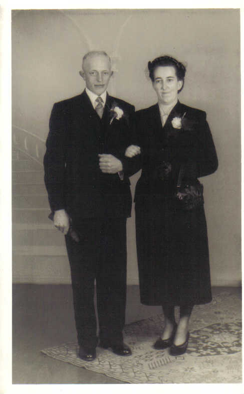trouwfoto van gerrit prins en femmigje palland uit grafhorst, ijsselmuiden 6 november 1956