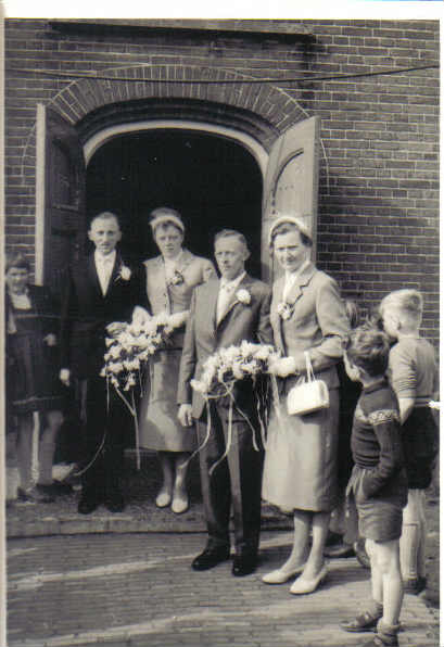 foto van marinus klooster en gerrigje prins en harm prins en hendrikje penninkhof op hun trouwdag voor de deuropening van een kerk in grafhorst 6 april 1960