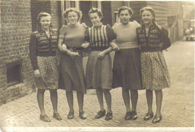 foto van aaltje prins, gerrigje prins, femmigje palland, jennegien van de venis en evertje prins uit grafhorst