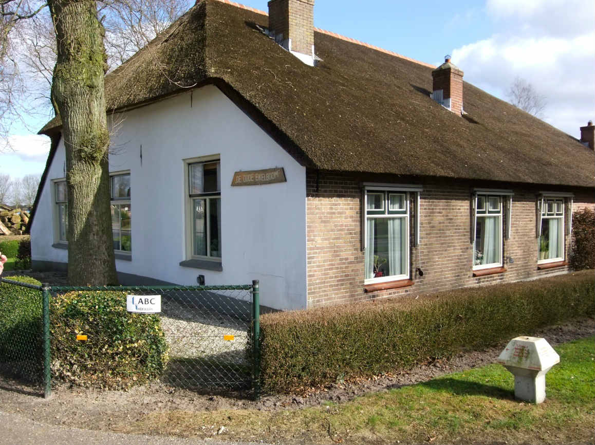 een foto uit 2012 van de woning de oude eikelboom, ter plaatse van de spronk in oldebroek, welke naam verwijst naar tapperij de eikelboom
vlakbij boerderij de heetkamp waar evert morren alias evert keuyt, vader van hendrik evertsen prins, in de zeventiende eeuw woonde